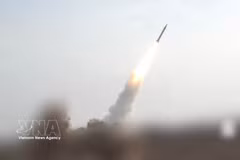 Une vidéo diffusée par les forces houthies au Yémen montre le lancement d'un missile hypersonique depuis un site secret au Yémen vers des cibles en Israël. Photo : Xinhua/VNA