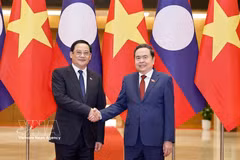 Le président de l'Assemblée nationale vietnamienne, Tran Thanh Man (droite), et le Premier ministre lao, Sonexay Siphandone. Photo: VNA