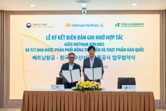Lors de la cérémonie de signature du protocole d’accord entre l'aT et Vietnam Airlines. Photo: VNA