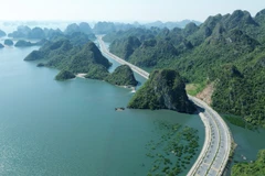 La route côtière reliant les villes d’Ha Long et de Cam Pha (province de Quang Ninh du Nord), avec un investissement total de 2 290 milliards de dongs, crée une dynamique de développement économique régional. Photo : VNA 