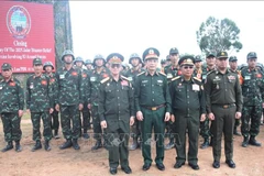 Le ministre de la Défense, Phan Van Giang (2e à partir de la gauche), à l'exercice trilatéral de sauvetage entre les armées du Vietnam, du Laos et du Cambodge. Photo: VNA