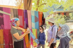Les textiles en brocart fabriqués artisanalement par les habitants du village de Lan Ngoai sont très appréciés des touristes. Photo: VNA