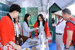 Des délégués visitent un stand de l'exposition locale Vietnam–Japon. Photo: VNA