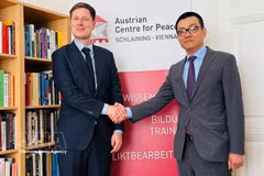 L’ambassadeur du Vietnam en Autriche, Vu Le Thai Hoang (droite), rencontre Tobias Lang, directeur du Centre autrichien pour la paix (ACP). Photo: VNA