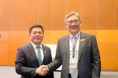 Le ministre de l'Industrie et du Commerce, Nguyên Hông Diên (gauche) rencontre le ministre chinois du Commerce, Wang Wentao. Photo: VNA