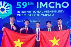Les quatre lycéens vietnamiens participant aux 59e Olympiades internationales de chimie Mendeleïev, au Brésil. Photo: VNA