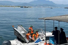 Des gardes-frontières contrôlent les papiers de départ des bateaux de pêche. Photo: VNA