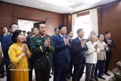 Des délégués rendent hommage au Président Ho Chi Minh. Photo: VNA