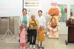 Cérémonie de sortie pour trois petits patients. Photo: VNA