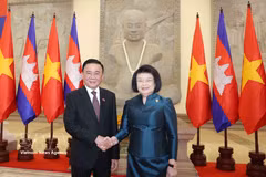 Tran Cam Tu, membre du Bureau politique et membre permanent du Secrétariat du Comité central du Parti communiste du Vietnam (PCV), rencontre la présidente de l’Assemblée nationale cambodgienne, Samdech Khuon Sudary. Photo: VNA