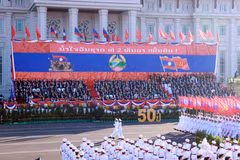 Défilé en l'honneur du 50e anniversaire de la Fête nationale de la République démocratique populaire lao. Photo: VNA