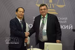 Le ministre vietnamien de la Justice, Hoang Thanh Tung, rencontre son homologue russe, Konstantin Chuychenko. Photo: VNA