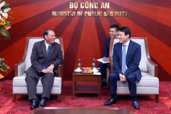 Le général Luong Tam Quang, membre du Bureau politique du PCV et le ministre de la Sécurité publique (droite) et le général Vilay Lakhamphong, membre du Bureau politique et permanent du Secrétariat du Comité central du PPRL. Photo: VNA