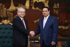 Le Premier ministre Pham Minh Chinh (droite) reçoit le président de l’Association d’amitié Japon–Vietnam de la région du Kansai, Nishimura Teiichi. Photo: VNA