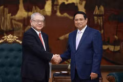 Le Premier ministre Pham Minh Chinh (droite) reçoit le président de l’Association d’amitié Japon–Vietnam de la région du Kansai, Nishimura Teiichi. Photo: VNA