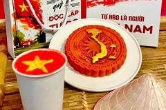 Ces derniers jours, les réseaux sociaux vietnamiens voient apparaître une tendance originale : réaliser des gâteaux décorés du drapeau national – rouge à étoile jaune. Photo: VNA