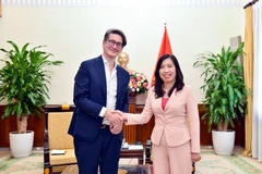 La vice-ministre des Affaires étrangères, Lê Thi Thu Hang et John Fraher, rédacteur en chef exécutif principal de Bloomberg pour la région Asie-Pacifique. Photo: VNA