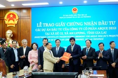 Remise des certificats d’investissement à trois méga-projets portés par la société Arque Degi. Photo: VNA