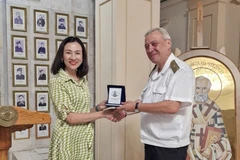 L’ambassadrice du Vietnam en Bulgarie, Nguyên Thi Minh Nguyêt et le contre-amiral Kalinov, directeur de l’Académie navale Vaptsarov. Photo: VNA