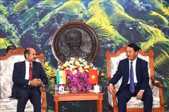 Le secrétaire du Comité du Parti de la province de Ha Giang, Hau A Lenh (droite) et l’ambassadeur d'Inde au Vietnam, Sandeep Arya. Photo : VNA