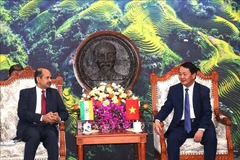 Le secrétaire du Comité du Parti de la province de Ha Giang, Hau A Lenh (droite) et l’ambassadeur d'Inde au Vietnam, Sandeep Arya. Photo : VNA