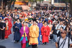 Défilé de costumes traditionnels vietnamiens « Bach Hoa Bi Hanh 2024 », un événement spécial du Festival de la création et du design de Hanoï 2024. Photo : VNA