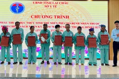 Remise des cadeaux aux patients opérés à Lai Châu. Photo: baolaichau.vn