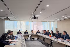 Lors de la séance de travail entre la délégation de la Cour populaire suprême du Vietnam et le ministère singapourien de la Justice. Photo: VNA
