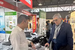 Le secrétaire général de la Chambre de commerce Italie–Vietnam, Walter Cavrenghi, visite le pavillon vietnamien. Photo: VNA