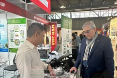 Le secrétaire général de la Chambre de commerce Italie–Vietnam, Walter Cavrenghi, visite le pavillon vietnamien. Photo: VNA