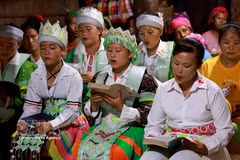 Des fidèles hmong de l'Église protestante dans la province de Cao Bang témoignent que leur vie s'est améliorée depuis qu'ils participent aux activités de leur communauté religieuse, où ils entretiennent des liens étroits et fraternels. Photo : VNA