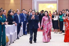 Le Premier ministre Pham Minh Chinh et son épouse président un banquet en l’honneur du corps diplomatique à l’occasion du Nouvel An lunaire. Photo: VNA