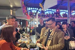 L’ambassadeur du Vietnam en France, Trinh Duc Hai au marché du Têt de l’Année du Cheval 2026 au Pavillon Baltard. Photo: VNA