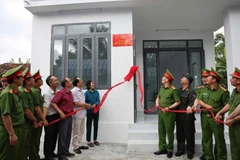 Inauguration d'une maison contruite dans le cadre de la campagne Quang Trung. Photo: VNA
