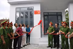 Inauguration d'une maison contruite dans le cadre de la campagne Quang Trung. Photo: VNA