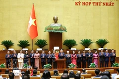 Le secrétaire général du Parti, To Lam, au nom des députés de la 16e Assemblée nationale, remet des fleurs en signe de félicitations au président de l'Assemblée nationale, Tran Thanh Man, aux vice-présidents de l'Assemblée nationale et aux membres du Comité permanent de l'Assemblée nationale. Photo : VNA