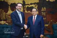 Le Premier ministre Pham Minh Chinh reçoit l’ambassadeur britannique Iain Frew. Photo: VNA
