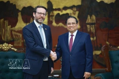 Le Premier ministre Pham Minh Chinh reçoit l’ambassadeur britannique Iain Frew. Photo: VNA