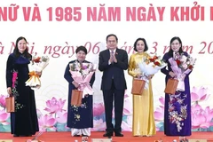 Le président de l'Assemblée nationale Tran Thanh man félicite des femmes députées à Hanoï. Photo: VNA