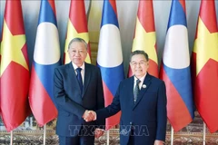 Le secrétaire général du PCV, Tô Lâm (gauche) et le président de l’Assemblée nationale du Laos, Saysomphone Phomvihane. Photo: VNA