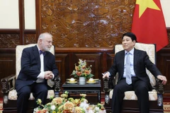 Le président Luong Cuong (droite) reçoit l’ambassadeur tchèque Hynek Kmonicek. Photo: VNA