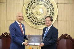L’ambassadeur des Émirats arabes unis au Vietnam, Bader Almatrooshi (gauche), et le vice-président du Comité populaire de la province de Tây Ninh, Nguyên Hông Thanh. Photo: VNA