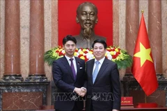 Le président de la République, Luong Cuong (droite), et Nakasone Yasutaka, membre de la Chambre des représentants du Japon, chef de la division jeunesse du PLD. Photo: VNA