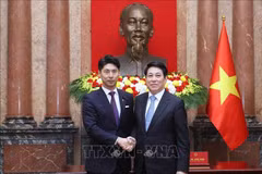 Le président de la République, Luong Cuong (droite), et Nakasone Yasutaka, membre de la Chambre des représentants du Japon, chef de la division jeunesse du PLD. Photo: VNA