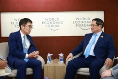 Le Premier ministre Pham Minh Chinh (droite)) rencontre, le Professeur Tetsuya Watanabe, président de l'ERIA. Photo: VNA