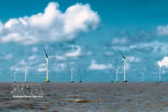 Au large des côtes de la province de Ca Mau, la vitesse moyenne du vent marin est de 6,3 à 7 m/s à une altitude de 80 à 100 m, ce qui est très favorable au développement de l'énergie éolienne. Photo: VNA