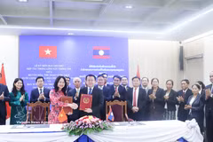 Lors de la cérémonie de signature du protocole d’accord sur la coopération Vietnam-Laos en matière d'information pour la période 2026-2030. Photo: VNA