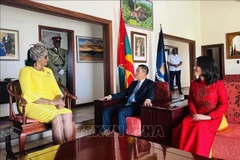 La gouverneure générale de la Grenade, Cecile La Grenade reçoit l’ambassadeur vietnamien Vu Trung My et son épouse. Photo: VNA