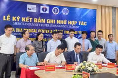 Signature du protocole d'accord de coopération entre le Département de la Santé, l’Hôpital de médecine traditionnelle de Thai Binh, l’Hôpital général de Tiên Hai de la province de Hung Yên et le centre médical CHA de la République de Corée. Photo: baohungyen.vn