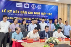 Signature du protocole d'accord de coopération entre le Département de la Santé, l’Hôpital de médecine traditionnelle de Thai Binh, l’Hôpital général de Tiên Hai de la province de Hung Yên et le centre médical CHA de la République de Corée. Photo: baohungyen.vn